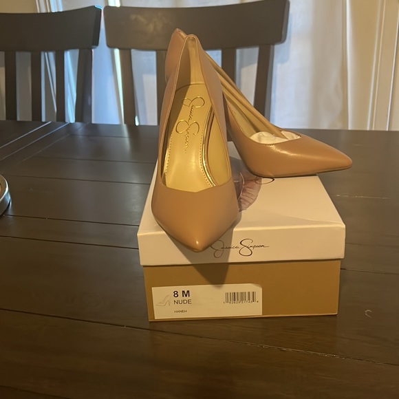 I’m selling this beautiful heels, I order them but they didn’t fit me they’re #8 - Picture 2 of 2